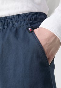 Tommy Jeans AUSTIN - Hlače - dark night navy