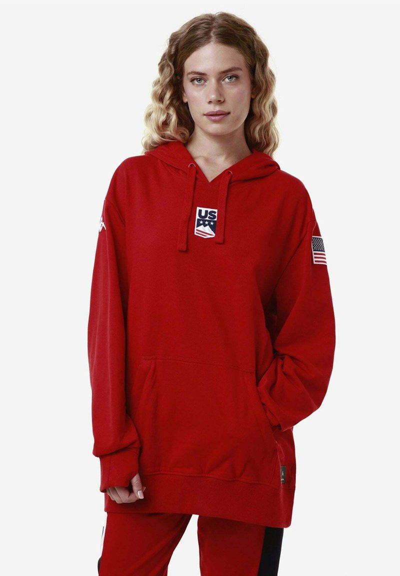 Felpa rossa con cappuccio, tasca frontale, patch con logo "US" e bandiera americana sulla manica. Realizzata in un morbido tessuto compatto.