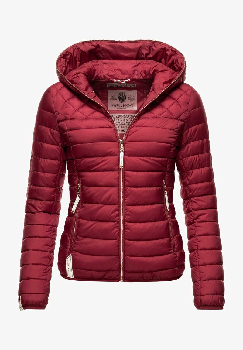 Burgunderfarget pufferjakke med hette, med quiltet tekstur, frontglidelås og to glidelåslommer på siden. Merketikett synlig på innsiden.