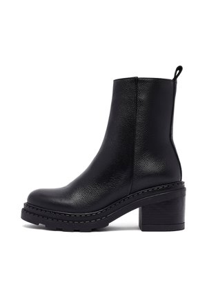Stivaletto in pelle nera con tacco largo a blocco, suola testurizzata e linguetta posteriore, mostrato in profilo laterale su sfondo bianco.
