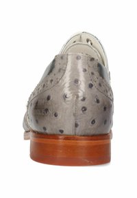 Scarpa in pelle grigia con superficie texturizzata, caratterizzata da piccole perforazioni, punta tonda e suola in legno. Vista posteriore che evidenzia la forma e le cuciture.