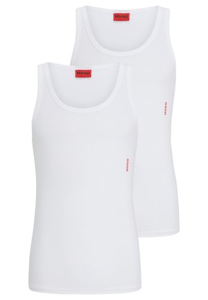 Deux débardeurs en coton blanc avec un col rond, présentant une texture côtelée et un petit logo rouge "HUGO" sur le côté.
