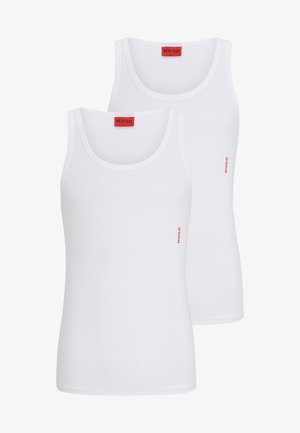 Két fehér pamut ujjatlan felső, kerek nyakkivágással, bordázott textúrával és egy kis piros "HUGO" logóval az oldalon.