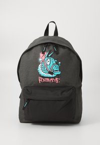 Schwarzer Rucksack mit grafischem Druck, ausgestattet mit einem bunten Cartoon-Charakter, einer vorderen Reißverschlusstasche, verstellbaren Riemen und einem oberen Tragegriff.