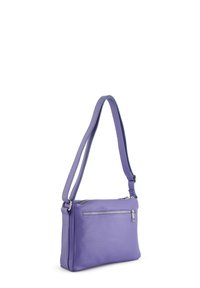 Lilla læder crossbody taske med en glat overflade, rektangulær form, justerbar rem og frontlomme med lynlås.