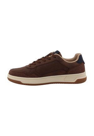 Brun lav-toppet sneaker med snørebånd foran, beige inderforing, hvid sål og teksturerede detaljer på hæl og tå.