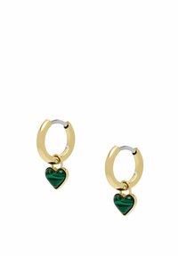 Boucles d'oreilles créoles en or avec de petits charms en forme de cœur verts rayés suspendus à chaque créole sur fond blanc.
