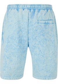 Lyseblå tie-dye shorts lavet af blødt stof, med en snoretræk i taljen og en baglomme med en rektangulær klap.