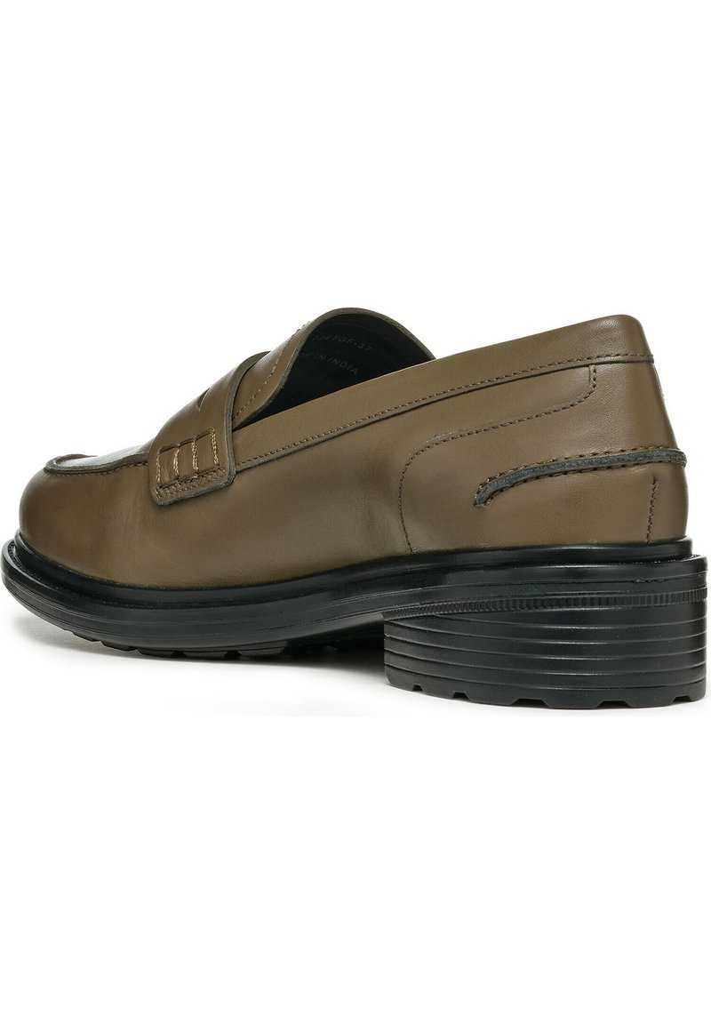 Braune Leder-Schlupfschuhe mit abgerundeter Zehenpartie, strukturierten Details und einer dicken schwarzen Gummisohle. Verfügt über gestickte Akzente an den Seiten.