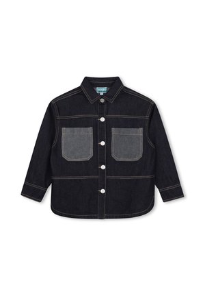 Veste en jean foncée avec des poches poitrine plus claires en contraste, fermeture par boutons, manches longues et col, posée à plat sur un fond blanc.