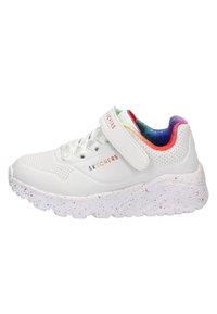 Sneaker bianco con superficie testurizzata, dotata di una fodera con gradiente colorato, lacci elasticizzati e una fascia in velcro. Suola bianca maculata.