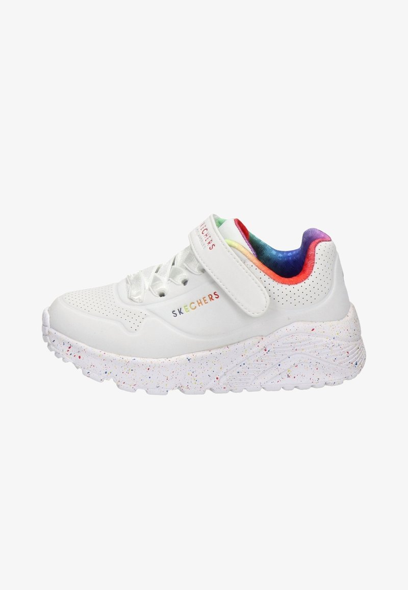 Weißer Sneaker mit strukturierter Oberfläche, ausgestattet mit einem bunten Farbverlauf im Innenfutter, elastischen Schnürsenkeln und einem Klettverschluss. Gepunktete weiße Sohle.
