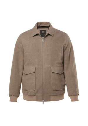 Braune wollene Jacke mit Reißverschluss und Kragen, zwei aufgesetzten Fronttaschen sowie gerippten Bündchen und Saum, auf einem weißen Hintergrund präsentiert.