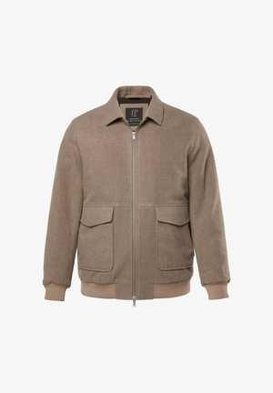 Braune wollene Jacke mit Reißverschluss und Kragen, zwei aufgesetzten Fronttaschen sowie gerippten Bündchen und Saum, auf einem weißen Hintergrund präsentiert.