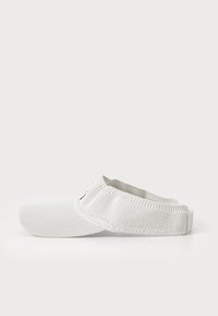 Hvide strikkede slip-on sko med en fleksibel, tekstureret overflade og en rund tå. Har en åndbar mesh-overdel og et lavprofils design.