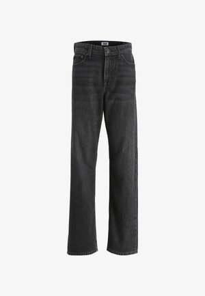 Roheline ja must jakk kapuutsiga, allpool hall lukuga särk, sobitatud lõdvalt istuvate tumedate teksade ja beežide tossudega. Pehme tekstuur, igapäevane disain.