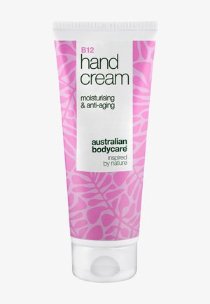 Australian Bodycaren B12 -kosteuttavan ja ihoa ikääntymistä vastaan taistelevan käsivoiteen tuubi, jossa on vaaleanpunainen lehtikuvio ja valkoinen käännettävä korkki.
