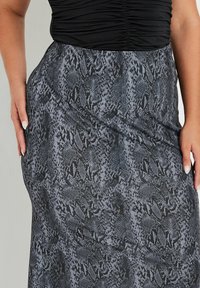 Graue und schwarze Schlange-Muster-Rock mit taillierter Passform und fließendem Design, aus glattem, weichem Stoff gefertigt. Verfügt über eine geraffte Textur an der Oberseite.