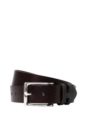 Mørkebrunt læderbælte med sølvfarvet rektangulært spænde og sort gummiloop, rullet sammen på hvid baggrund.