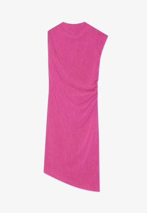 Asimetrinė suknelė ryškiai rožinės spalvos audinyje. Ypatybės apima susiraukšlėjusią tekstūrą vienoje pusėje, šiek tiek drabužio drapiruotę ir plazdančią siluetą.