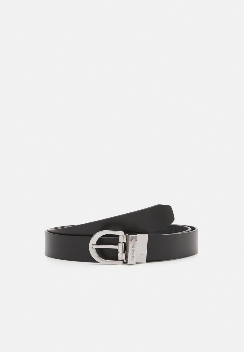 Ceinture en cuir noir enroulée avec une boucle rectangulaire argentée polie et le nom de la marque gravé sur la boucle.