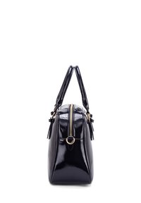 Borsa in pelle lucida nera con forma strutturata, doppi manici, dettagli in metallo dorato e chiusura con zip superiore.