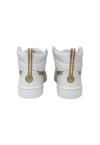 Sneakers alti bianchi in pelle testurizzata, con accenti dorati e un dettaglio a strisce sul retro. Suola in gomma bianca con un logo circolare.