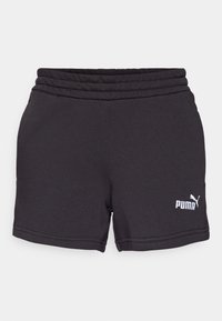 Mustad mustad sportlikud lühikesed püksid, mis on valmistatud pehmest kangast, paksema vöökoha ja valge Puma logoga alumises vasakus nurgas.