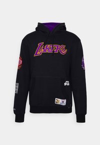 Felpa nera con cappuccio con la scritta "LAKERS" in viola, tasca frontale, rivestimento interno viola e vari patch ricamati sulle maniche e sull'orlo. Taglia M.