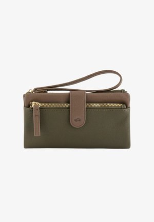 Clutch de cuero verde oliva con parte superior y correa de muñeca de cuero marrón. Presenta adornos de zipper dorados y un cierre de solapa con un detalle de logo.