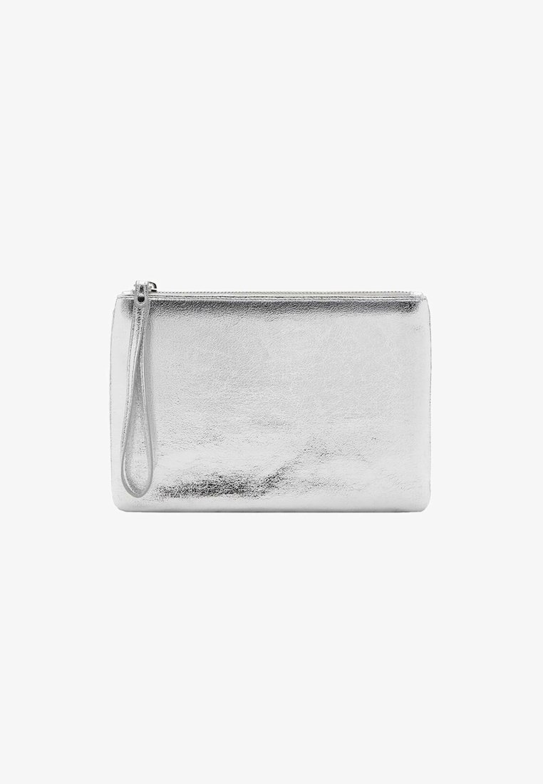 Pochette argentée en simili cuir métallique, avec une texture lisse, une forme rectangulaire et une poignée pour le porter au poignet.
