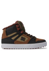 Adidași înaltă cu suede maro, piele neagră și accente verde măsliniu. Au un guler texturat, talpă din cauciuc și un logo proeminent.
