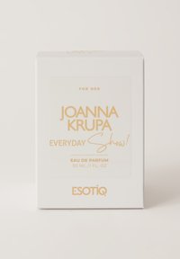 Białe opakowanie dla perfum Joanna Krupa Everyday Show! Eau de Parfum, z złotym tekstem zawierającym szczegóły produktu oraz logo na dole.