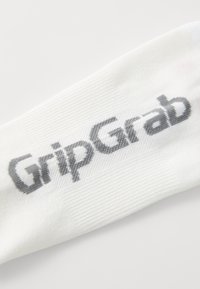 Hvit sykkelsokk med teksturert stoff og en fremtredende grå "GripGrab"-logo. Designet for grep og komfort under bruk.