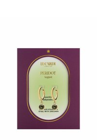 Gouden oorbellen van premium roestvrij staal, met een groene zirconia steen, gepresenteerd op een paarse kaart met cirkelvormige designelementen.