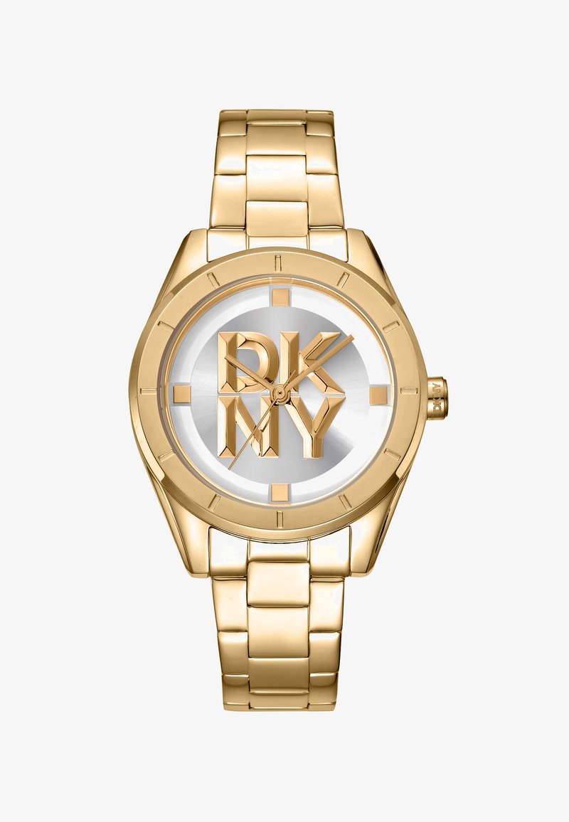 Orologio color oro con bracciale in acciaio inox, caratterizzato da un quadrante argento e un logo in rilievo dorato "DKNY" al centro. Include le tacche per le ore.