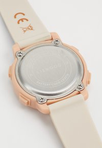 Retro dello orologio color rosa con acciaio inox argento, contrassegnato con "LIEWOOD" e codice della batteria CR2016; presenta un cinturino in silicone bianco.