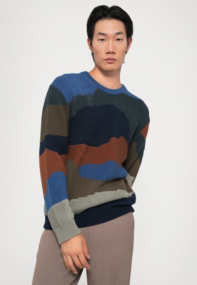 Pulover tricotat, cu un model multicolor în nuanțe de albastru, verde, maro și rugină, cu guler rotund și tiv și manșete cu model de jerseu.
