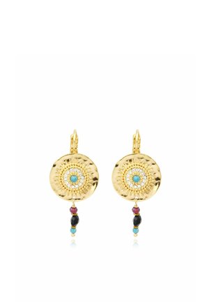 Boucles d’oreilles rondes pendantes en or avec pierres centrales turquoise, entourées de petits cristaux clairs et de perles suspendues rouges, noires et turquoises.