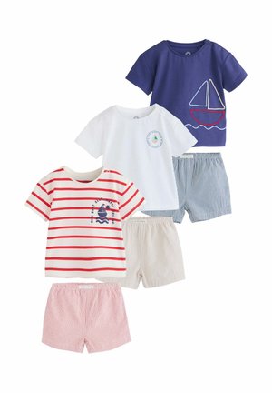 Három kisgyermek ruhaszett rövid ujjú felsőkkel, vitorlás motívumokkal, és hozzáillő csíkos rövidnadrágokkal, kék, fehér, piros és bézs színekben.