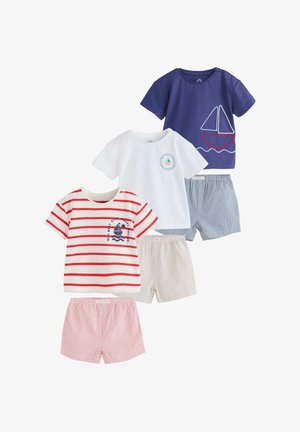 Kolme taaperon asukokonaisuutta, joissa on lyhythihaiset paidat purjelaivakuvioin ja niihin sopivat raidalliset shortsit sinisen, valkoisen, punaisen ja beigen sävyissä.