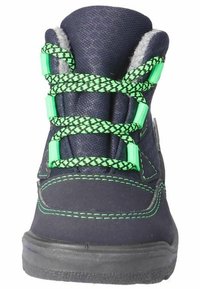 Botte d'hiver enfant bleu marine avec lacets verts et noirs à motifs, coutures vertes et doublure intérieure douce grise.