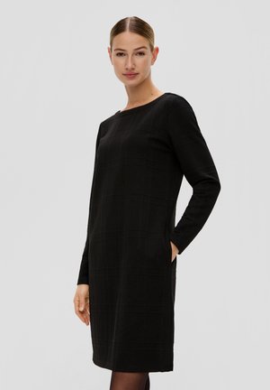 Zwarte lange mouw jurk met een ronde hals, voorzien van een gestructureerd ruitpatroon, zijzakken en een rechte, knie-lange snit.