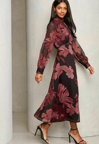 Lipsy REGULAR FIT-PRINTED LONG SLEEVE UNDERBUST MIDI - Vapaa-ajan mekko - purple