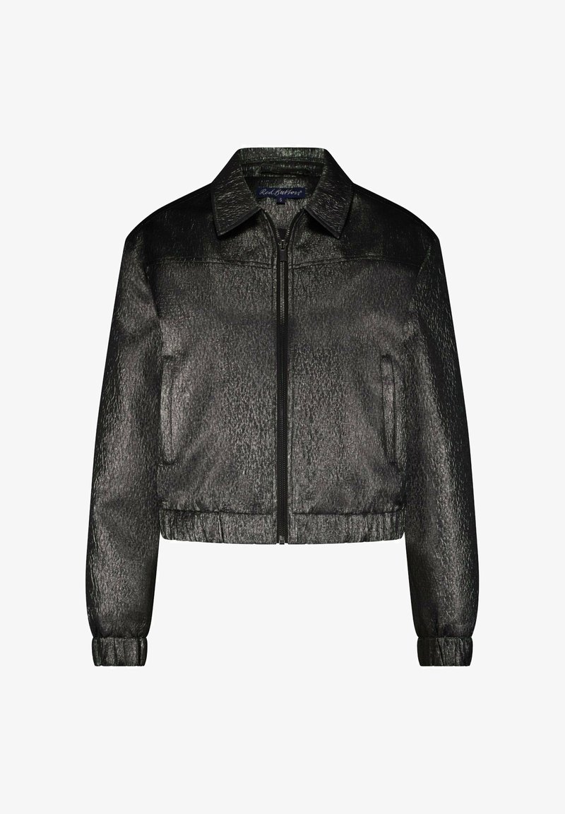 Zwarte cropped jack gemaakt van textuurmateriaal; beschikt over een voorkant met rits, kraag en elastische manchetten voor een getailleerde uitstraling.