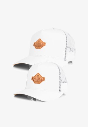 Biała czapka truckerka z siateczkowymi bokami, z brązową skórzaną łatą, na której wytłoczony jest napis "BLACKSKIES PREMIUM SUPPLIES MMIX".