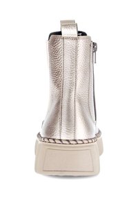 Metalen zilveren enkellaars met gestructureerd leer, contrasterende beige zool en een zijrits. Voorzien van een treklipje aan de achterkant voor eenvoudig aan- en uittrekken.