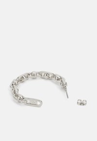 Bracciale d'argento con anelli intrecciati, sezioni lisce e testurizzate, dotato di chiusura a gancio e un ulteriore piccolo elemento di chiusura.