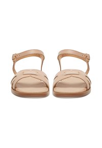 Pantofle s lesklým tělem v pudrové barvě ze syntetického materiálu, otevřenou špičkou, páskem kolem kotníku s přezkou a výřezy po stranách.