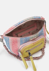 Multikompartimentenhandtas met een geweven buitenkant in roze, rood, blauw en groen, voorzien van leren accenten, zilveren hardware en een gele ritszak.